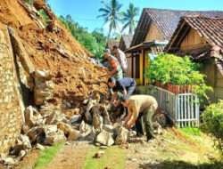 Upaya Tanggap Bencana, Babinsa Koramil 0801/05 Nawangan Bantu Evakuasi Material Longsor