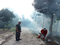 Basmi Sarang Nyamuk, Anggota Koramil 01/Ngawi Bersama Dinas Terkait Laksanakan Fogging