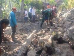Aksi Pahlawan Desa: Babinsa Nglebo Serda Dhicky Bersatu dengan Warga Tanggulangi Bencana Tanah Longsor