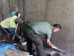 Semangat Gotong-royong Babinsa Bantu Renovasi Rumah Warga