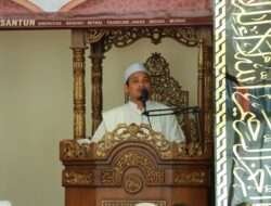 Ustadz Zainul Arifin Beri Bimbingan Rohani Anggota Polres Gresik