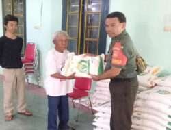 Sukseskan Program Pemerintah, Babinsa Keprabon Bantu Pendistribusian Beras Kepada Warga