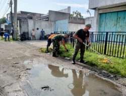 Gunakan Mesin Rumput, Babinsa Banyuanyar Bersama Tim Saberling Laksanakan Kerja Bakti Pembersihan Lingkungan
