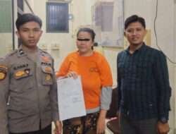 Janda di Gresik Curi Meja Tenant Teh di Depan Mini Market Manyar Gresik