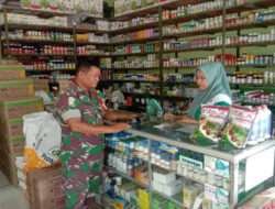 Babinsa Cek Persediaan Pupuk dan Obat Pertanian Di Kios Pengecer