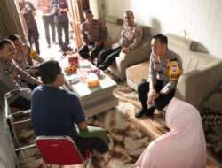 Kepedulian Kapolres Gresik Jenguk Anggota yang Sakit
