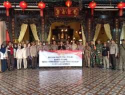 TNI Polri Simokerto Bersihkan Kelenteng BoenBio Kapasan Dan Bagikan 200 Nasi Kotak