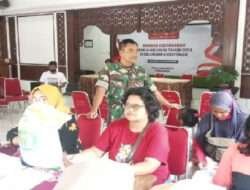 Babinsa Kratonan Bantu dan Pantau Pendistribusian Beras