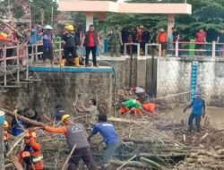 Jaga Kebersihan Lingkungan, Anggota Kodim 0802/Ponorogo Bersihkan Dam Sungai Bersama Masyarakat