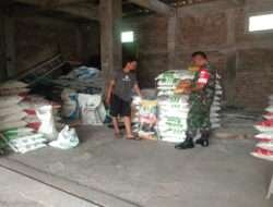 Babinsa Koramil Simo Komsos Dengan Penjual Pupuk