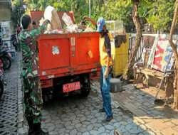 Babinsa Kepatihan Kulon Bersama Warga Gotong Royong Ciptakan Lingkungan Yang Bersih