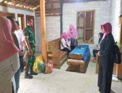 Upaya Cegah Stunting, Babinsa Koramil Karanganyar Dampingi Penyerahan Bantuan PMT