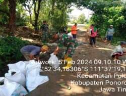 Babinsa Kodim 0802/Ponorogo Kerja Bakti Bersihkan Selokan Air Bersama Warga