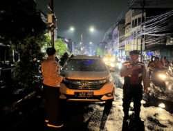 Mobil Tertimpa Pohon Tumbang, Pengemudi Berhasil Diselamatkan
