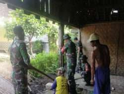 Manunggal Dengan Rakyat,Babinsa 01/Ngawi Bantu Rehap Rumah Warga