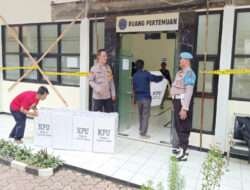 Kapolsek Simokerto Pimpin Pengawalan Distribusi Logistik Pemilu