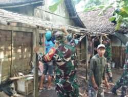 Semangat Gotong Royong, Babinsa Koramil 0805/14 Bringin Bantu Warga Dalam Pembangunan Rumah