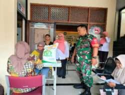 Babinsa Kemlayan Bantu Pendistribusian Beras Bagi Warga Penerima PKH