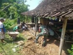 Manunggal Dengan Rakyat, Babinsa Koramil 01/Ngawi Gotong -Royong Bantu Warga Rehab Rumah