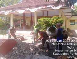 Terus Dekat Dengan Warga, Babinsa Kodim 0802/Ponorogo Bantu Pengecoran Halaman Kantor Balai Desa