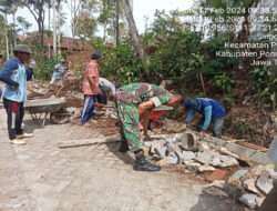 Kerja Bakti, Anggota Kodim 0802/Ponorogo Buat Saluran Air Bersama Warga