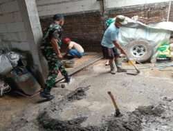 Peran Dalam Kegiatan apapun, Babinsa Bantu Cor Rumah Warga