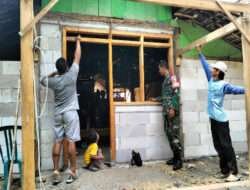 Atasi Kesulitan Warga, Babinsa Bantu Renovasi Rumah Warga Binaannya