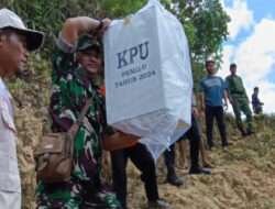 Perjuangan tak kenal lelah, Babinsa Kodim 0801/Pacitan Distribusikan Logistik Pemilu 2024