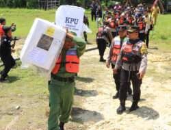 Sinergitas Polres Ngawi bersama TNI Kawal Distribusi Logistik Pemilu Sebrangi Waduk