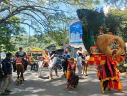 Unik, Distribusi Logistik Pemilu di Ponorogo Dikawal Reog dan Petugas Berkuda