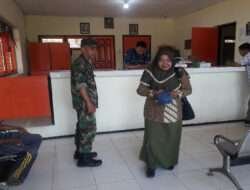 Pastikan Aman, Babinsa Koramil 0801/10 Punung Dampingi Penyaluran BLT Mitigasi Resiko Pangan