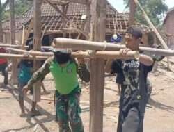Angkat Budaya Gotong Royong Babinsa Bantu Mindahkan Rumah Warga