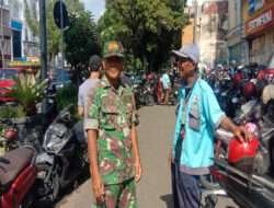 Ciptakan Nuansa Harmonis, Babinsa Kratonan Komsos Sasar Tukang Parkir