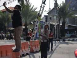 Sat Lantas Polres Gresik Sigap Tangani Putusnya Kabel Listrik di Simpang 4 Kebomas