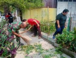 Kemanunggalan TNI-Rakyat di Wujudkan Dengan Gotong Royong Pembersihan Lingkungan Babinsa Sudiroprajan Bersama Warga