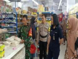 Gandeng Security, Babinsa Dan Bhabinkamtibmas Kelurahan Nusukan Cek Harga Sembako