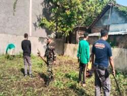 Peduli Kebersihan Lingkungan, Babinsa Joyotakan Kerja Bakti di Wilayah