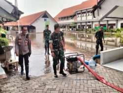 Sinergitas, Polisi Bersama TNI dan BPBD Tangani Banjir di Sidoarjo