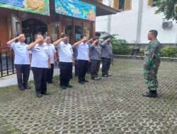 Tingkatkan Disiplin Pegawai Kelurahan, Babinsa Timuran Latihkan PBB