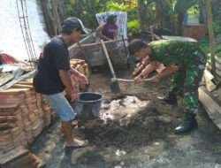 Bersama Warga, Babinsa Banjarsari Gotong Royong Bantu Renovasi Rumah Yang Rusak