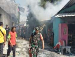 Terjadi Kebakaran di Wilayah Binaan, Babinsa Jebres Gerak Cepat Turun Tangan Bantu Proses Pemadaman