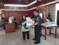 Peran Aktif Babinsa Kepatihan Wetan Bantu Pendistribusian Bantuan Pangan Kepada Warga Masyarakat Kurang Mampu di Wilayah Binaan