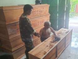 Ingin Lebih Dekat dengan Warga, Babinsa Joyotakan Sambangi Pengrajin Peti