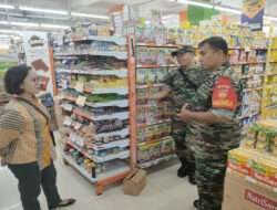 Didampingi Security, Babinsa Cek Harga Sembako di Swalayan Luwes Kestalan