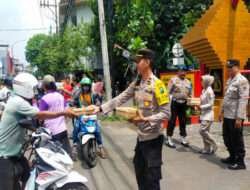 Jaga Rekapitulasi Suara Pemilu 2024 Di PPK Polsek Simokerto Sempatkan Bagikan 100 Nasi Kotak