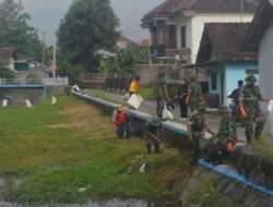 Hari Peduli Sampah Nasional Kodim Boyolali Bersihkan Sampah di Pengging