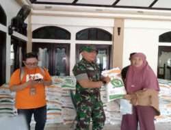 Babinsa Bantu Pendistribusian Bantuan Pangan (Beras) Dari Buloq