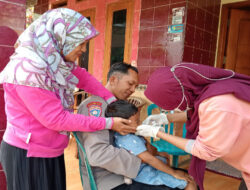 Dampingi Warga Binaanya, Pak Bhabin Polres Ngawi Turut Sukseskan Program Imunisasi Polio