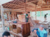 Pererat Silaturahmi, Serda Rohim Komsos Bersama Pengrajin Kayu di Wilayah Binaanya