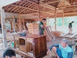 Pererat Silaturahmi, Serda Rohim Komsos Bersama Pengrajin Kayu di Wilayah Binaanya